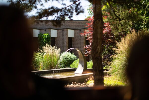 jonkerbos-uitvaart-rouwcentrum-crematorium-doorzicht-raam